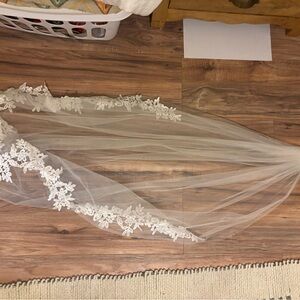 Elegant White Lace Bridal Veil